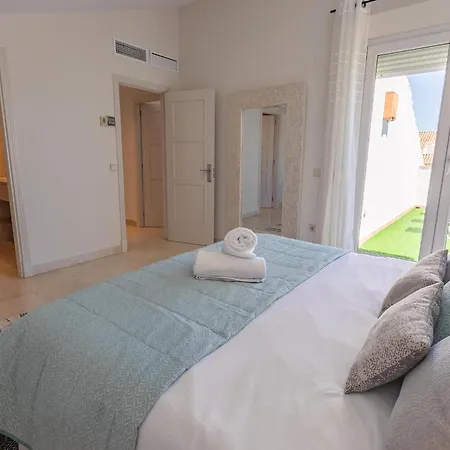 Apartment Vacation I Canas Beachfront Haven, Sea View, Jacuzzi, Golden Mile, Duplex Penthouse, 24-7 Security Marbella