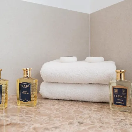 Vacation I Canas Beachfront Haven, Sea View, Jacuzzi, Golden Mile, Duplex Penthouse, 24-7 Security Lejlighed Marbella