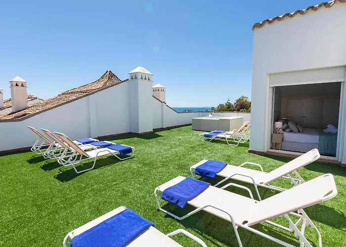 Vacation I Canas Beachfront Haven, Sea View, Jacuzzi, Golden Mile, Duplex Penthouse, 24-7 Security ماربيا