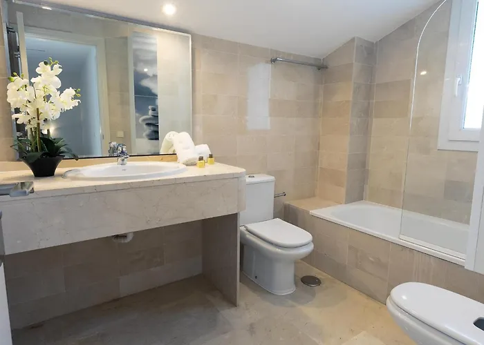 Vacation I Canas Beachfront Haven, Sea View, Jacuzzi, Golden Mile, Duplex Penthouse, 24-7 Security * ماربيا