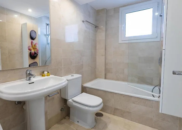 Vacation I Canas Beachfront Haven, Sea View, Jacuzzi, Golden Mile, Duplex Penthouse, 24-7 Security ماربيا