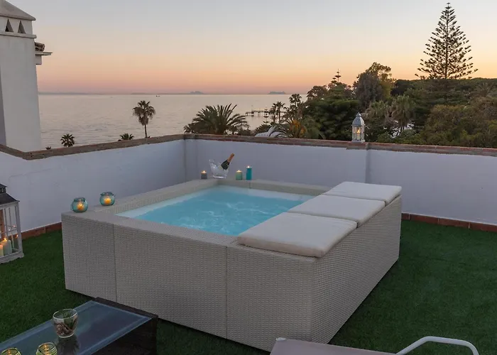 Vacation I Canas Beachfront Haven, Sea View, Jacuzzi, Golden Mile, Duplex Penthouse, 24-7 Security ماربيا