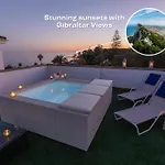 Vacation I Canas Beachfront Haven, Sea View, Jacuzzi, Golden Mile, Duplex Penthouse, 24-7 Security Appartement