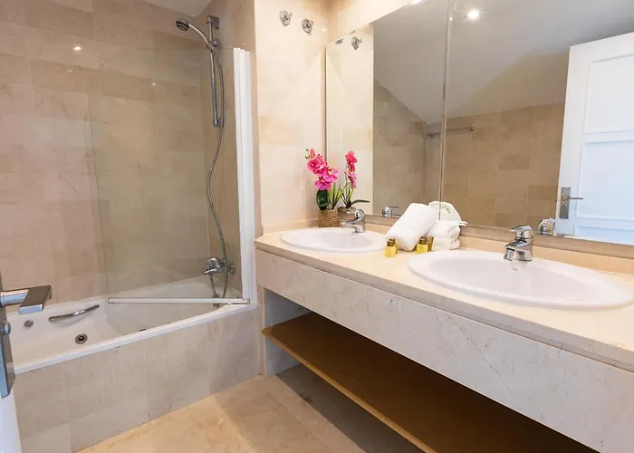 Vacation I Canas Beachfront Haven, Sea View, Jacuzzi, Golden Mile, Duplex Penthouse, 24-7 Security